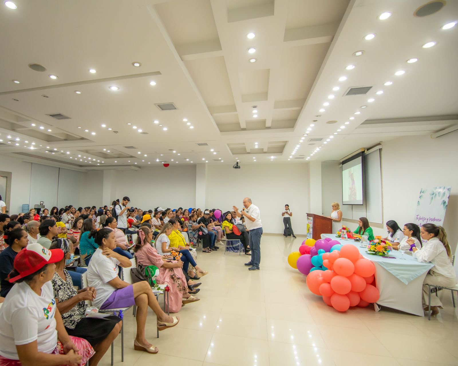Mujeres la razón del éxito de Álvaro Portilla Semanario La Calle