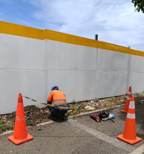 Operario de ESTIV realiza trabajos de revisión en la infraestructura del alumbrado público en Valledupar.