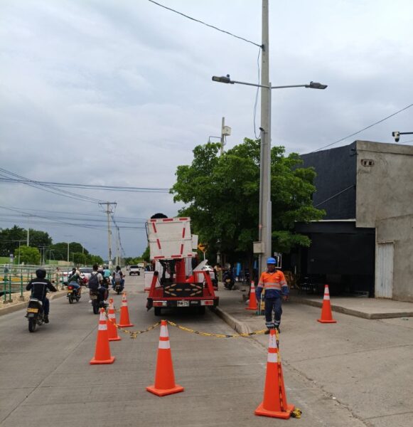 Personal técnico de ESTIV realiza labores de mantenimiento del alumbrado público en Valledupar.