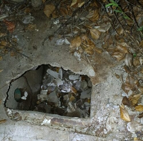 Registro de alumbrado público con la estructura de concreto deteriorada en Valledupar.